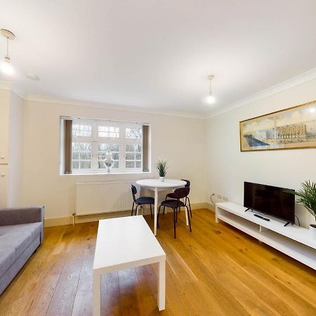 Redhill Town Centre Apartments By Livingo מראה חיצוני תמונה