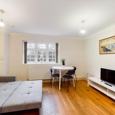 Redhill Town Centre Apartments By Livingo מראה חיצוני תמונה