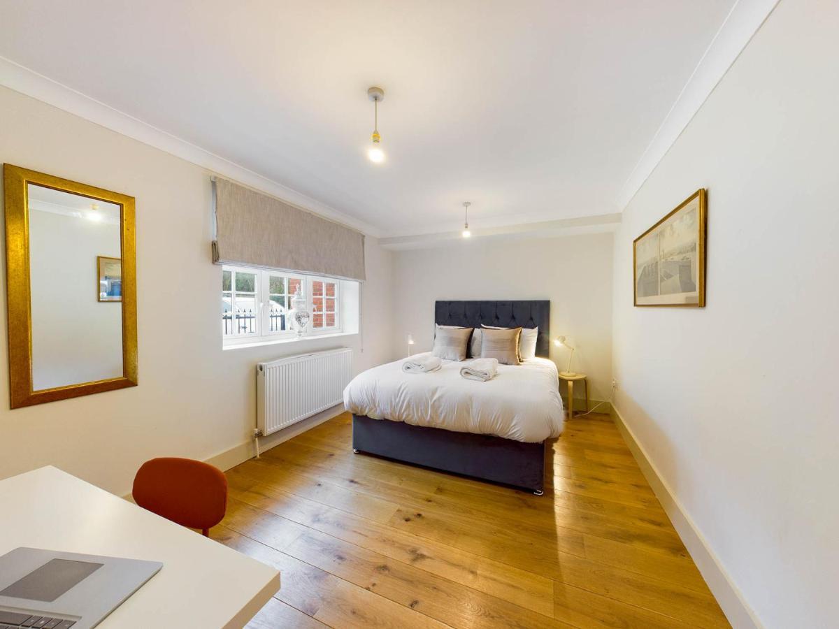 Redhill Town Centre Apartments By Livingo מראה חיצוני תמונה