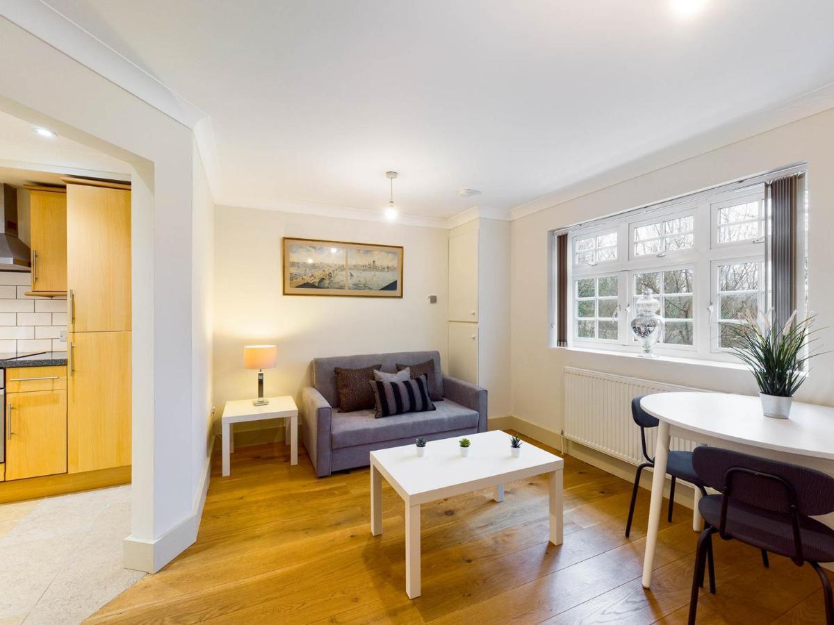 Redhill Town Centre Apartments By Livingo מראה חיצוני תמונה