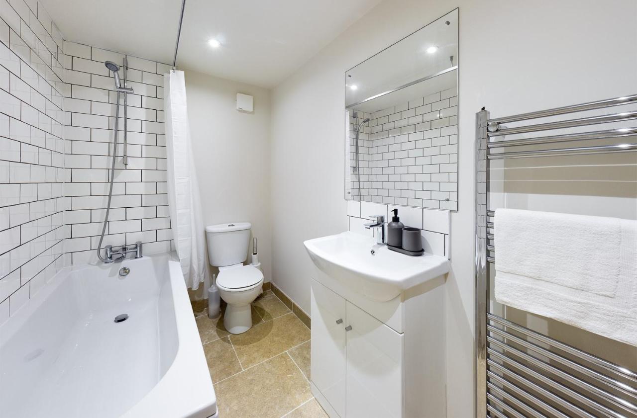 Redhill Town Centre Apartments By Livingo מראה חיצוני תמונה