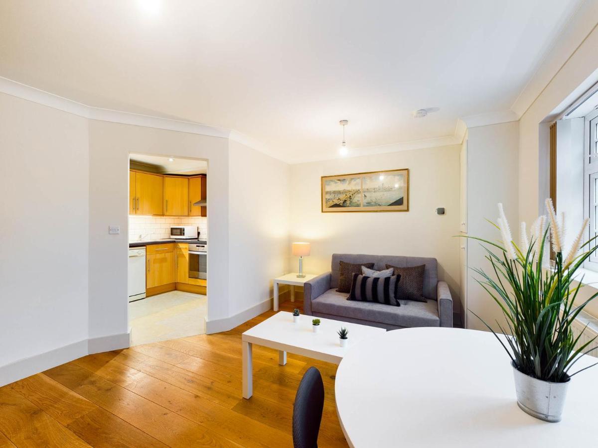 Redhill Town Centre Apartments By Livingo מראה חיצוני תמונה