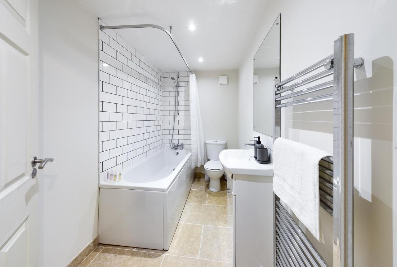 Redhill Town Centre Apartments By Livingo מראה חיצוני תמונה