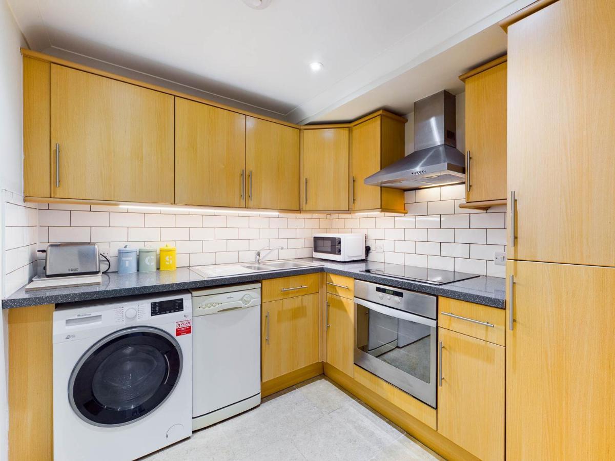 Redhill Town Centre Apartments By Livingo מראה חיצוני תמונה