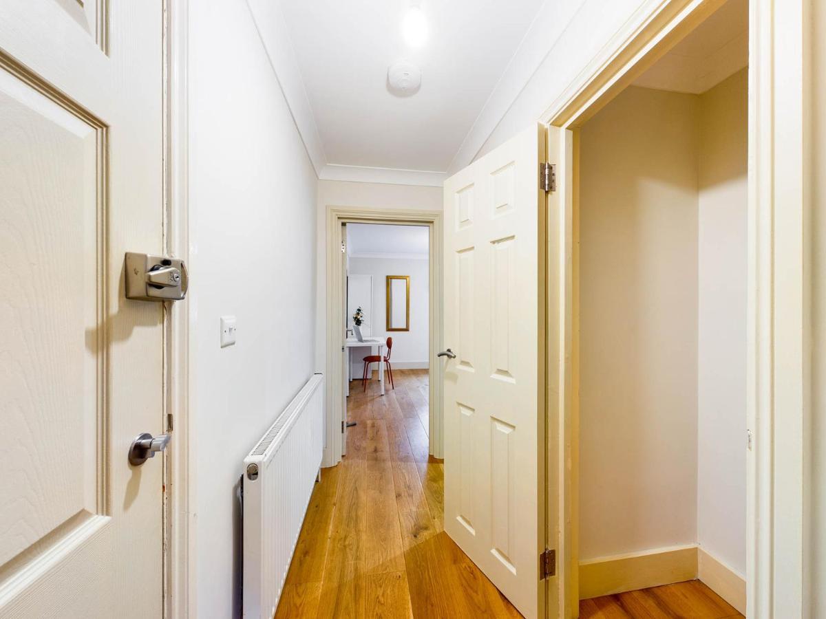 Redhill Town Centre Apartments By Livingo מראה חיצוני תמונה