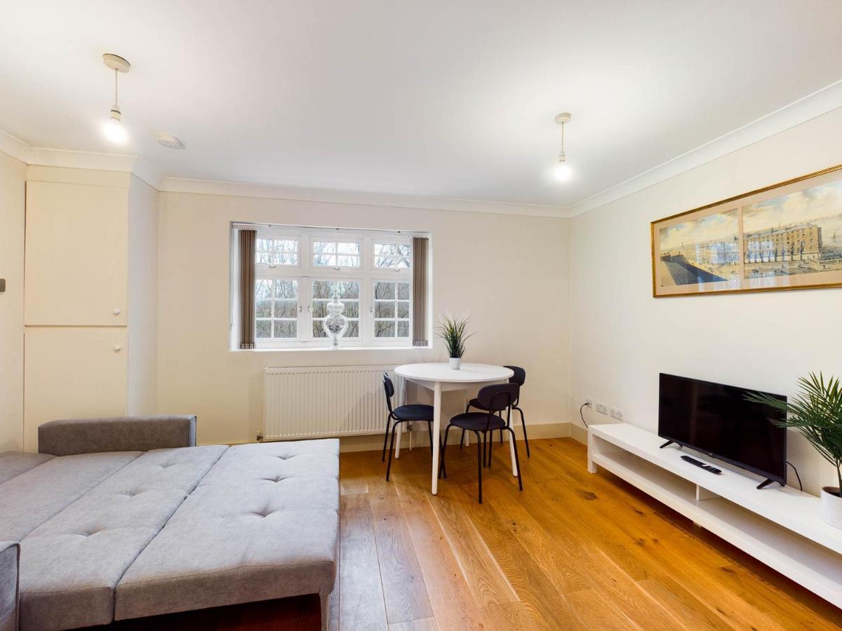Redhill Town Centre Apartments By Livingo מראה חיצוני תמונה