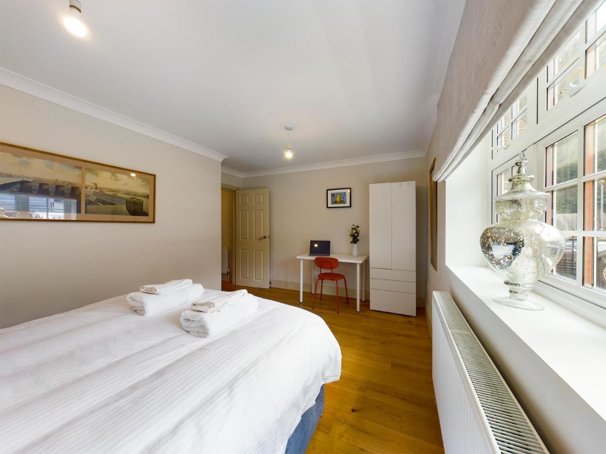 Redhill Town Centre Apartments By Livingo מראה חיצוני תמונה